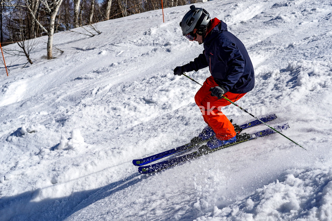 札幌国際スキー場 Mt.石井スポーツ ISHII SKI ACADEMY 校長・斉藤人之さんによる『斉藤塾』開講。本日のテーマは、「春雪！コブからスキーのたわみを楽しむ！！」(^^)v